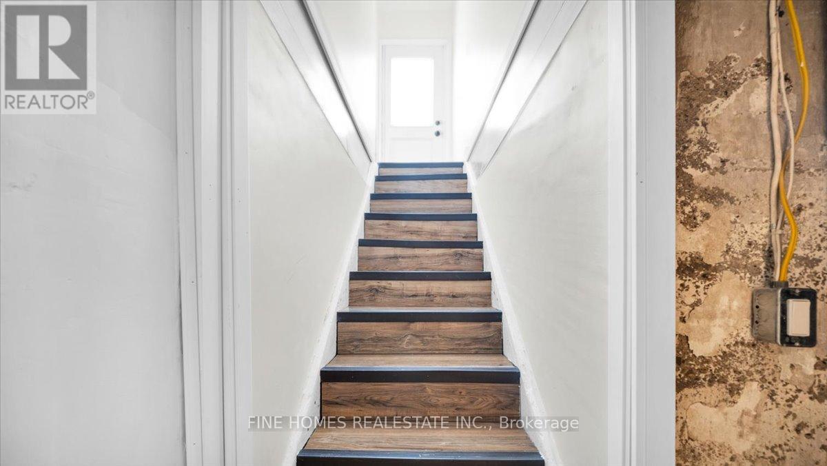 70 Dunraven Drive, Toronto, Ontario  M6M 1H2 - Photo 20 - W12736446