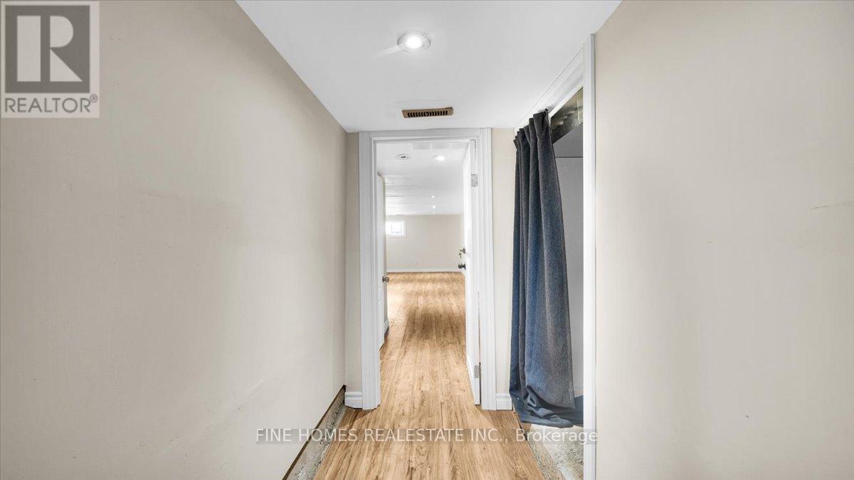 70 Dunraven Drive, Toronto, Ontario  M6M 1H2 - Photo 21 - W12736446