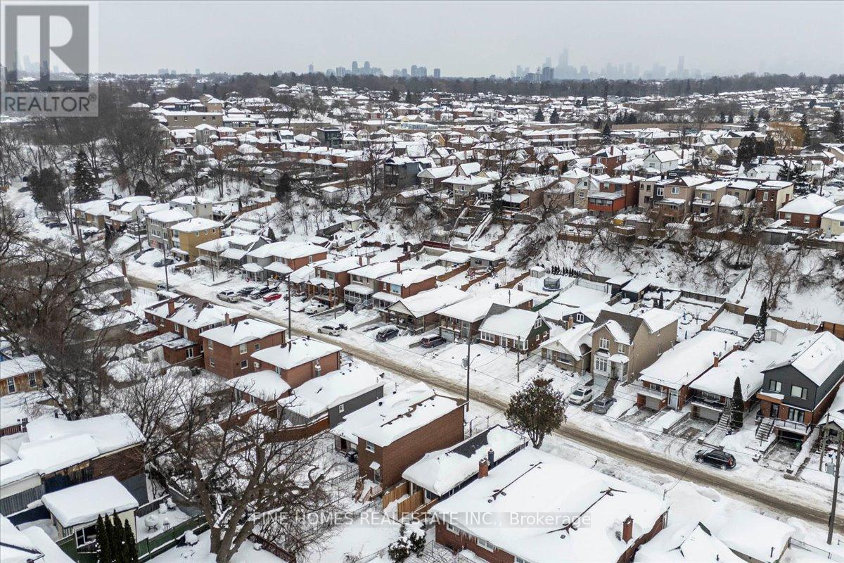 70 Dunraven Drive, Toronto, Ontario  M6M 1H2 - Photo 26 - W12736446