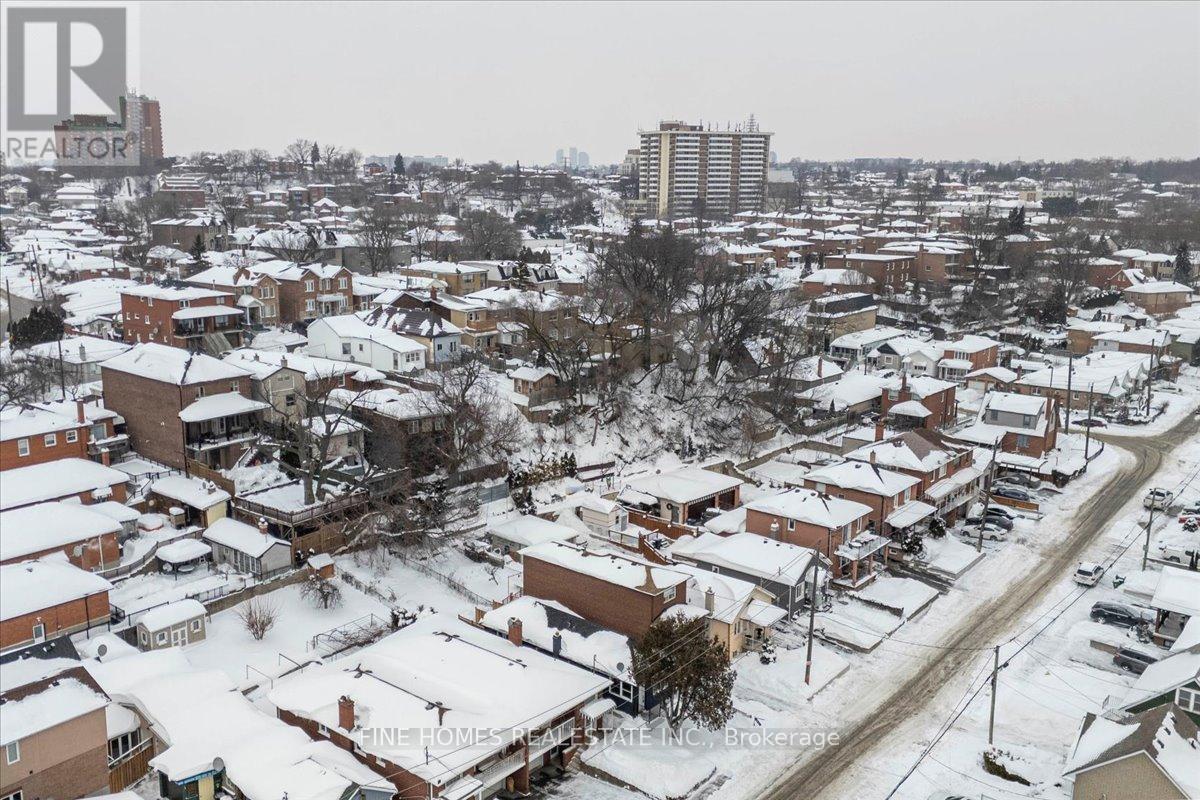 70 Dunraven Drive, Toronto, Ontario  M6M 1H2 - Photo 27 - W12736446