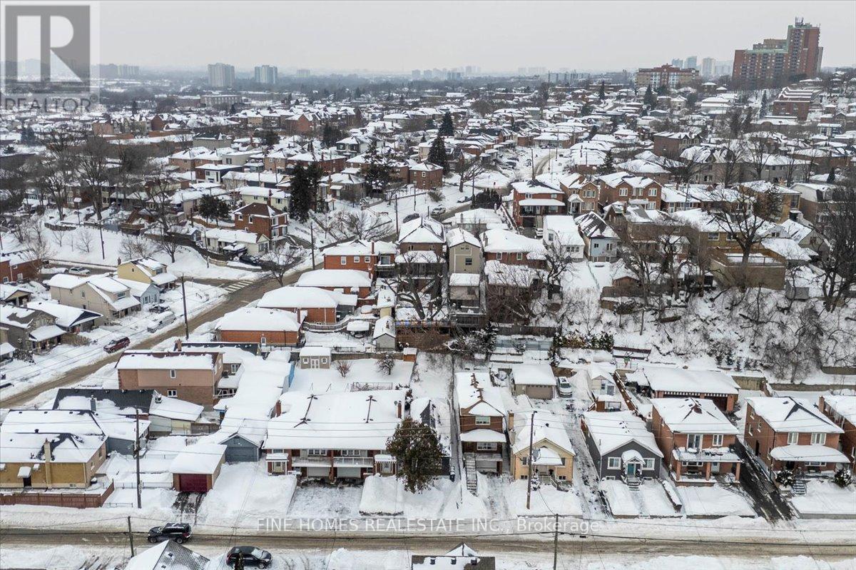 70 Dunraven Drive, Toronto, Ontario  M6M 1H2 - Photo 28 - W12736446