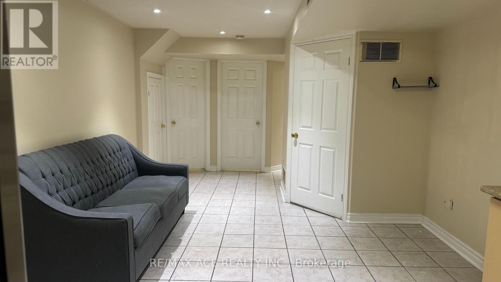 Bsmt - 3 Streamside Lane, Brampton, Ontario  L6R 2A9 - Photo 7 - W12736464