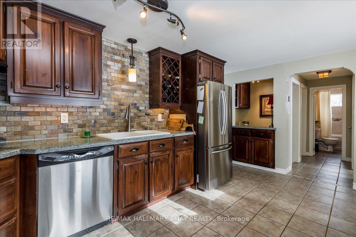 3302 Innisfil Beach Road, Innisfil, Ontario  L9S 4C7 - Photo 7 - N12734828