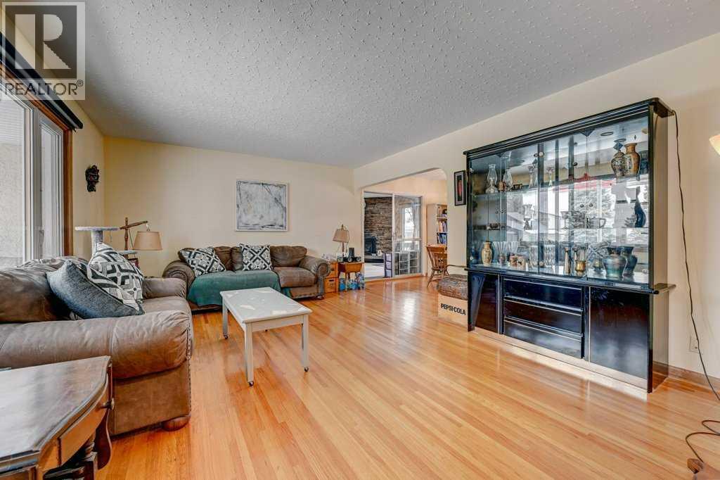 1455 Russell Road Ne, Calgary, Alberta  T2E 5N2 - Photo 2 - A2281134