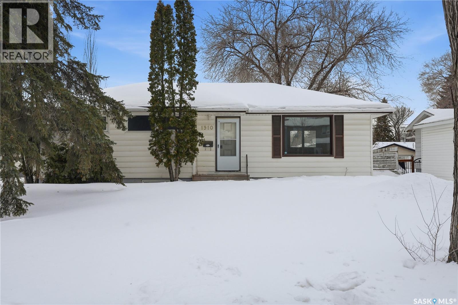 1910 Ewart Avenue, Saskatoon, Saskatchewan  S7J 1X7 - Photo 2 - SK027459