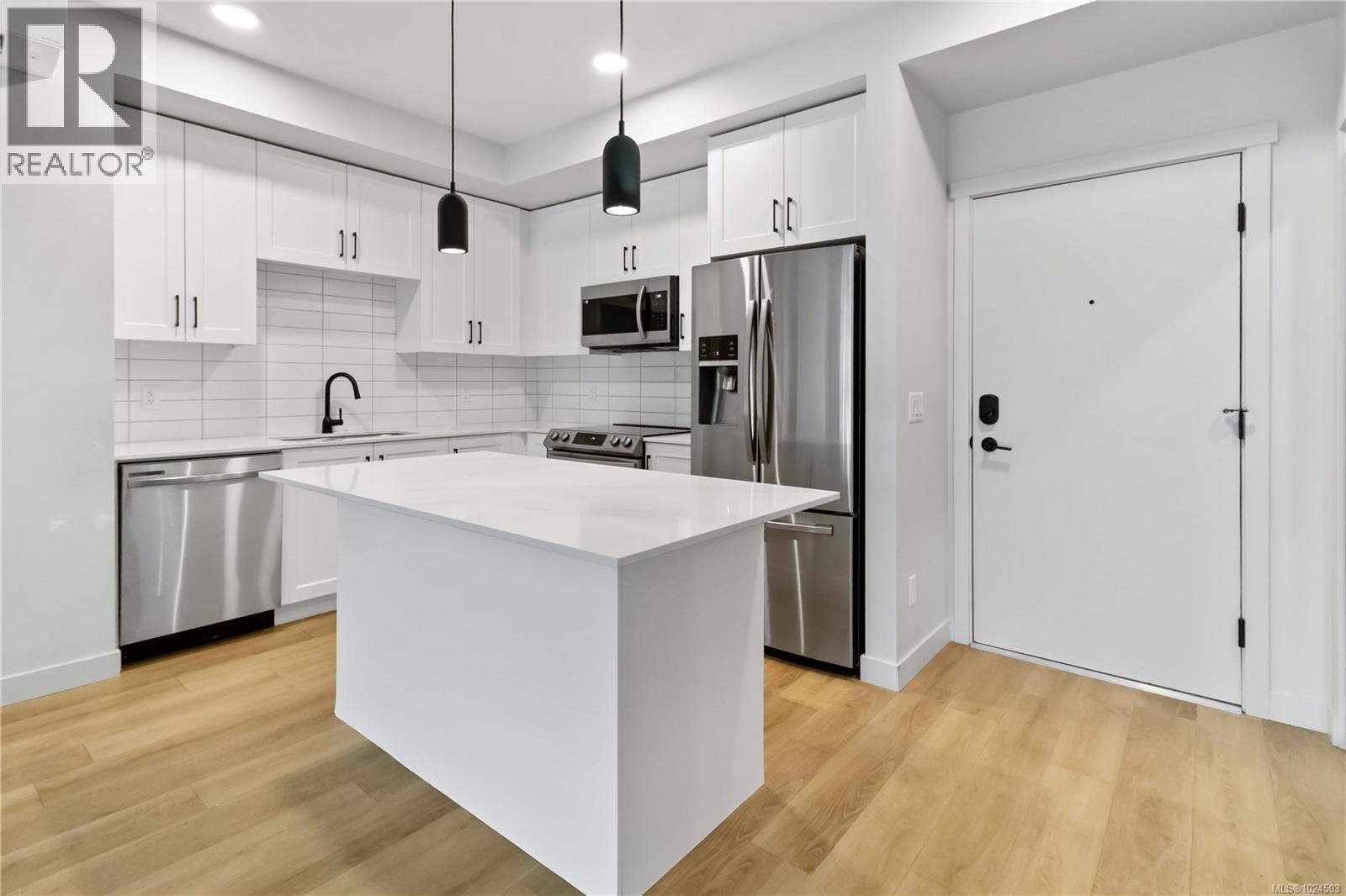 206 2469 Gateway Rd, Langford, British Columbia  V9B 6R7 - Photo 2 - 1024503