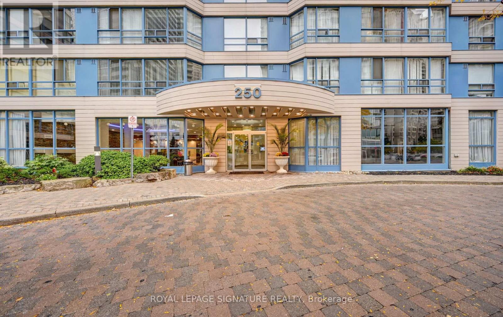 308 - 250 Webb Drive, Mississauga, Ontario  L5B 3Z4 - Photo 2 - W12736516