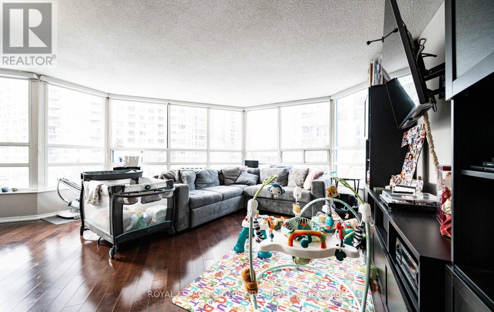 308 - 250 Webb Drive, Mississauga, Ontario  L5B 3Z4 - Photo 3 - W12736516