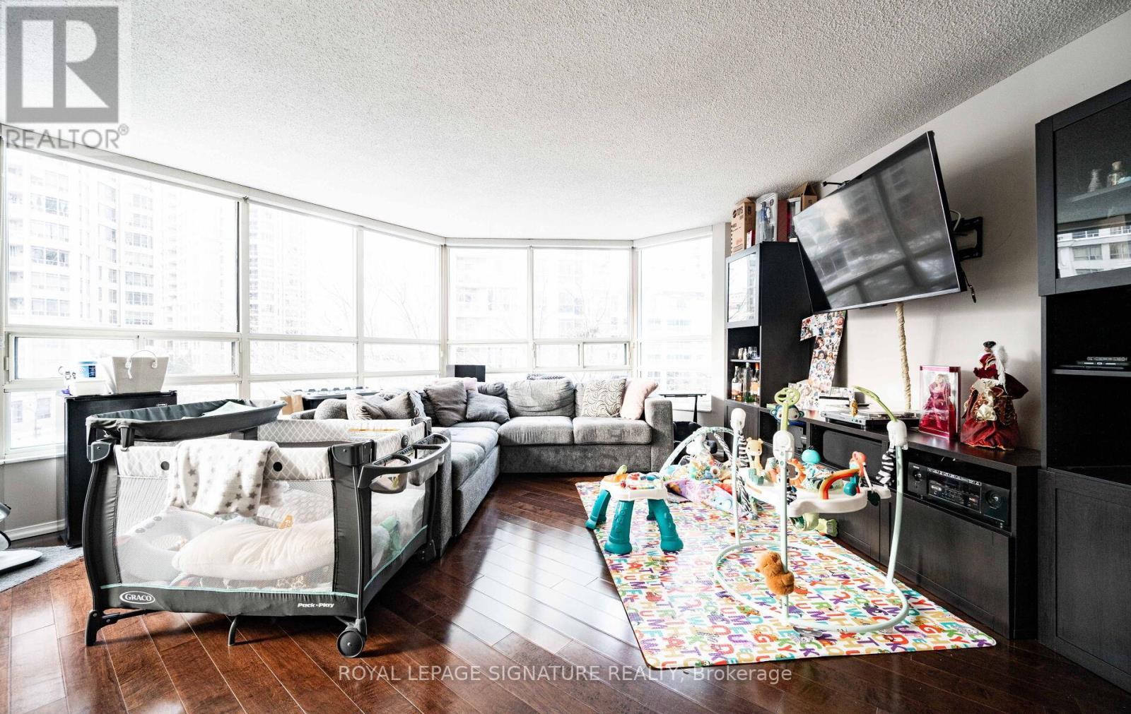 308 - 250 Webb Drive, Mississauga, Ontario  L5B 3Z4 - Photo 4 - W12736516