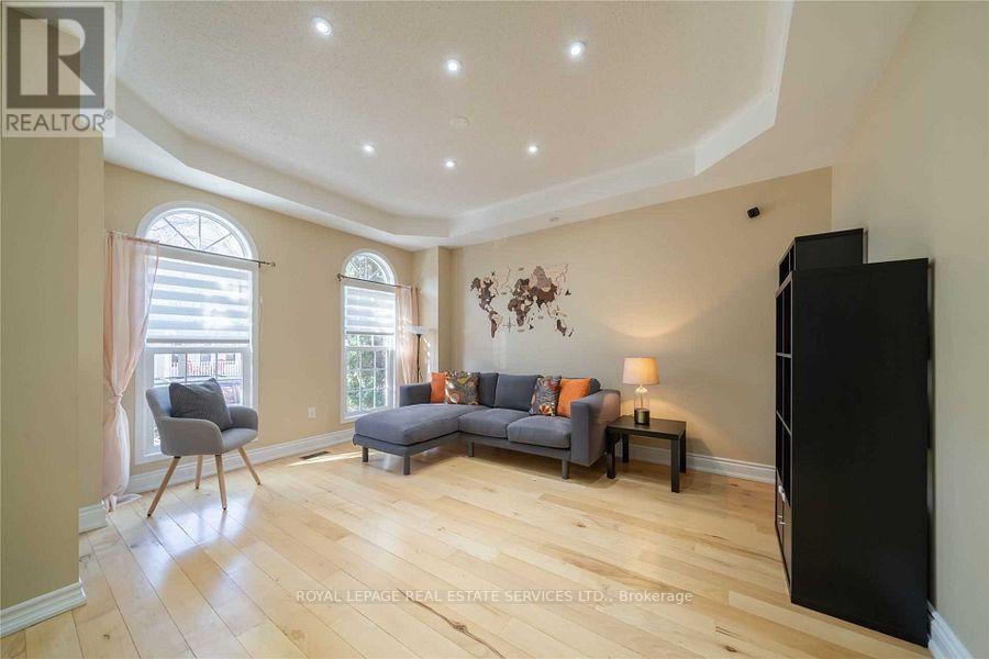 149 Roxton Road, Oakville, Ontario  L6H 6N3 - Photo 4 - W12736586