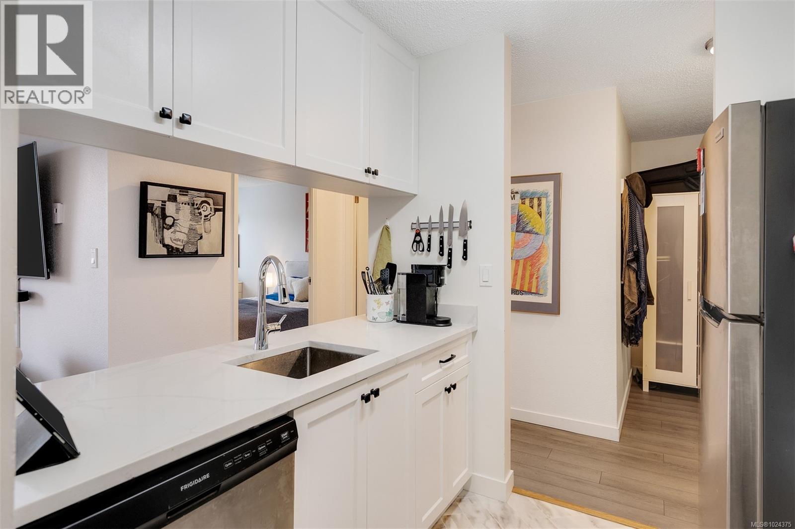 401 1630 Quadra St, Victoria, British Columbia  V8W 3J5 - Photo 13 - 1024375