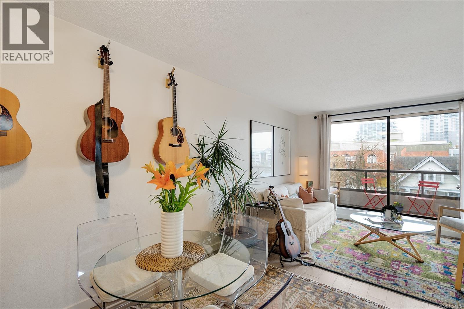 401 1630 Quadra St, Victoria, British Columbia  V8W 3J5 - Photo 2 - 1024375