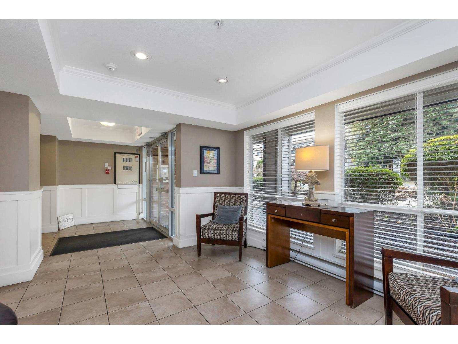 102 33280 E Bourquin Crescent, Abbotsford, British Columbia  V2S 7K2 - Photo 2 - R3082610