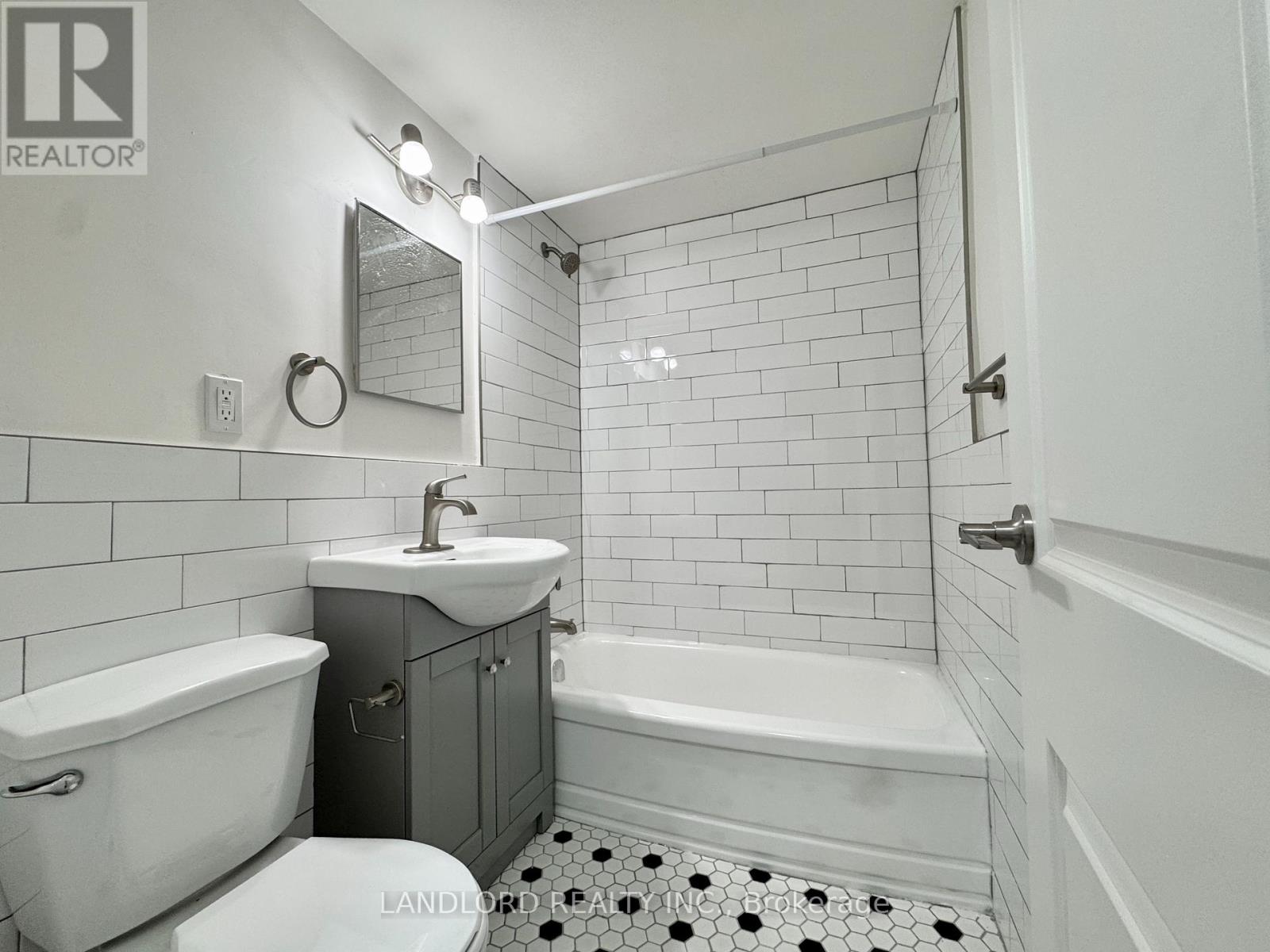 305 - 17 Gulliver Road, Toronto, Ontario  M6M 2M3 - Photo 15 - W12736632