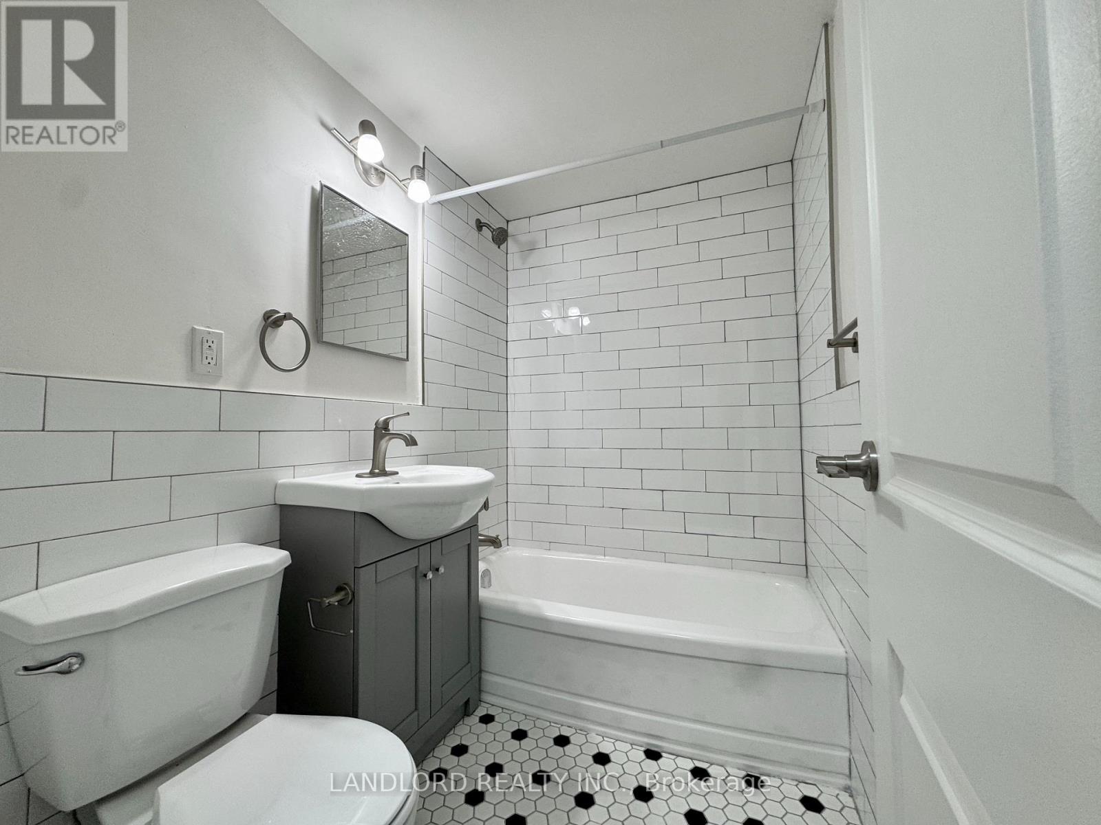 305 - 17 Gulliver Road, Toronto, Ontario  M6M 2M3 - Photo 16 - W12736632