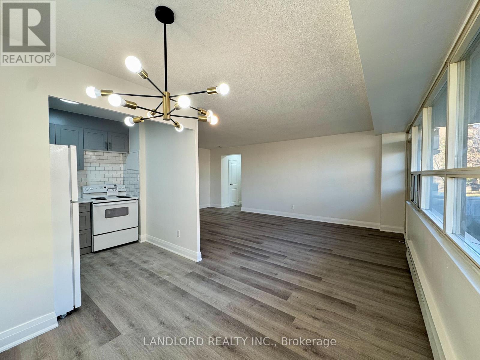 305 - 17 Gulliver Road, Toronto, Ontario  M6M 2M3 - Photo 4 - W12736632