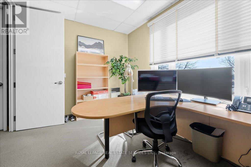 200 - 414 North Service Road E, Oakville, Ontario  L6H 5R2 - Photo 15 - W12736662