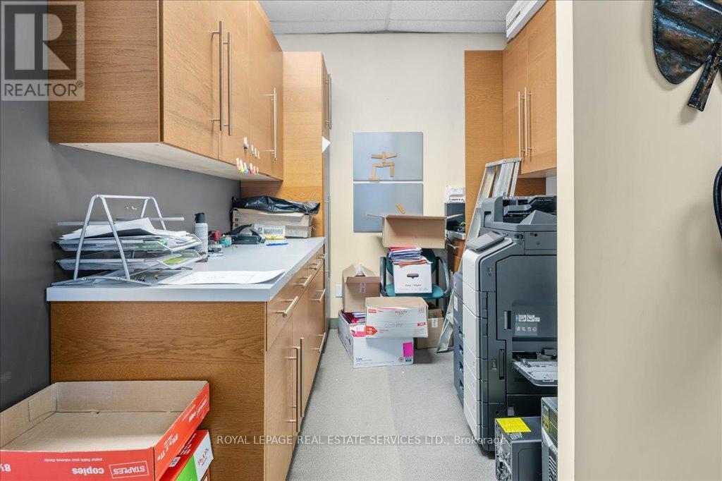 200 - 414 North Service Road E, Oakville, Ontario  L6H 5R2 - Photo 18 - W12736662