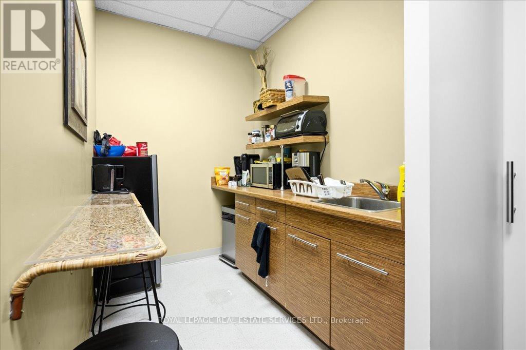 200 - 414 North Service Road E, Oakville, Ontario  L6H 5R2 - Photo 19 - W12736662