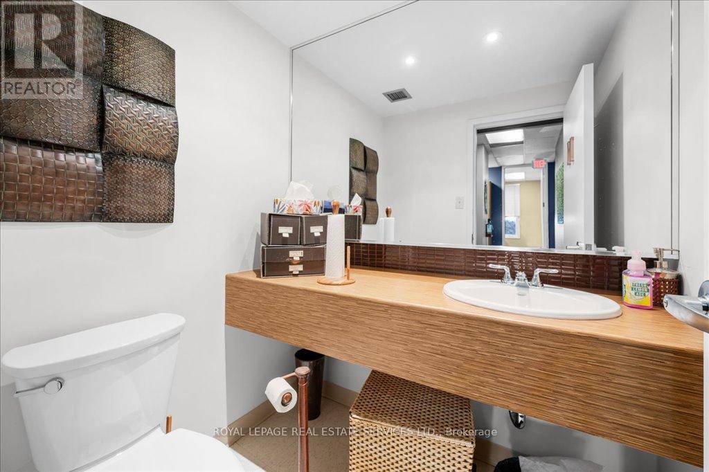 200 - 414 North Service Road E, Oakville, Ontario  L6H 5R2 - Photo 20 - W12736662