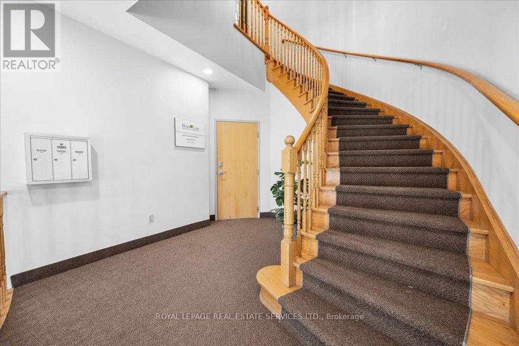 200 - 414 North Service Road E, Oakville, Ontario  L6H 5R2 - Photo 4 - W12736662