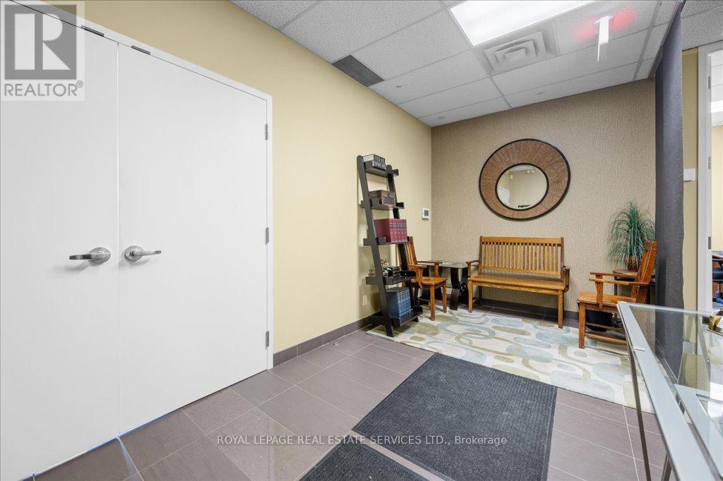 200 - 414 North Service Road E, Oakville, Ontario  L6H 5R2 - Photo 6 - W12736662