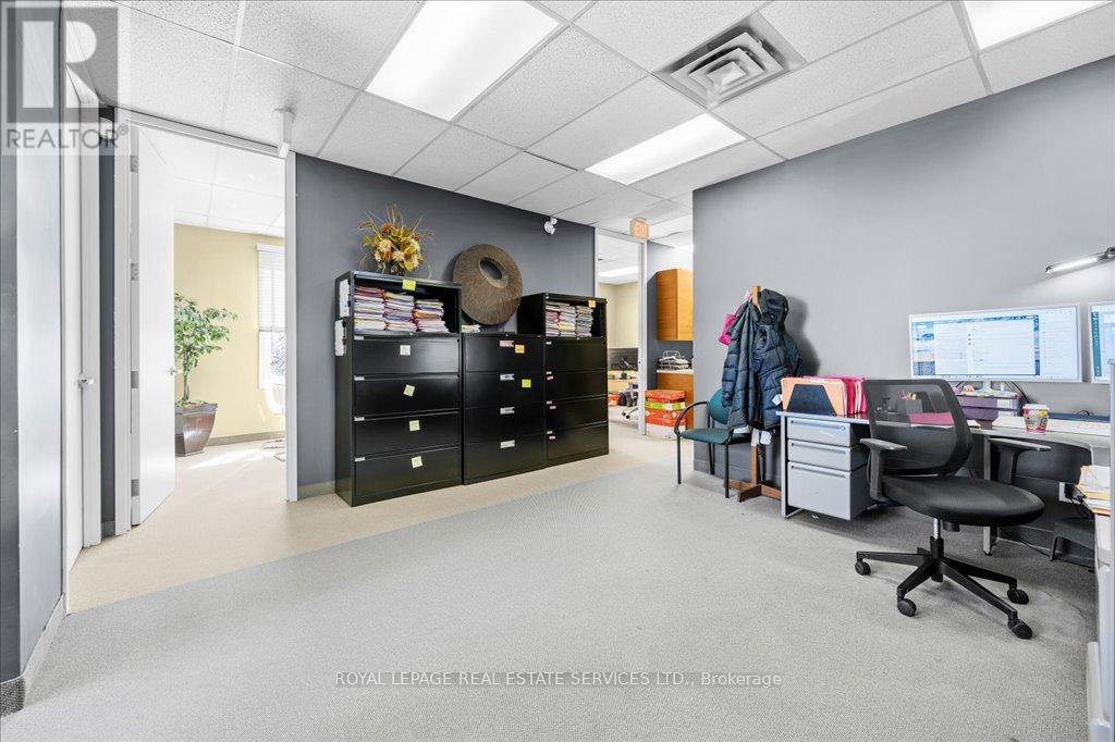 200 - 414 North Service Road E, Oakville, Ontario  L6H 5R2 - Photo 9 - W12736662