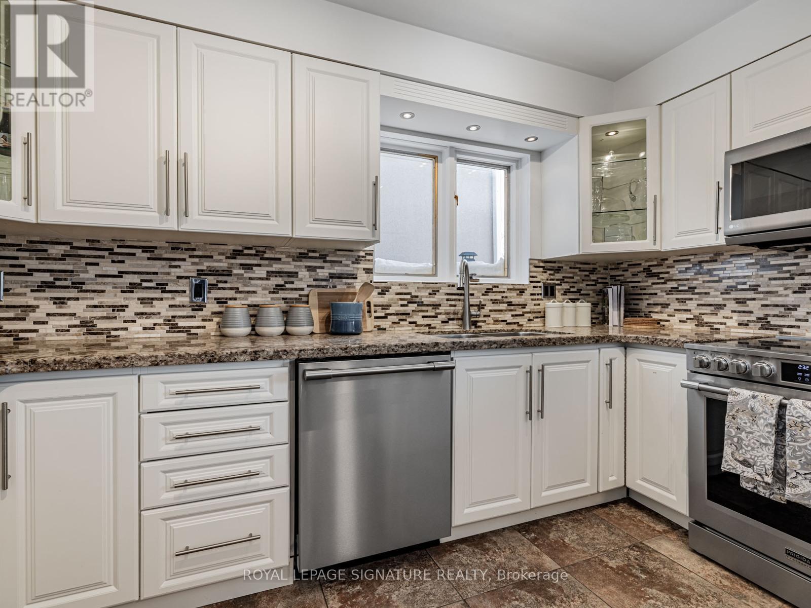 158 Bowie Avenue, Toronto, Ontario  M6E 2R3 - Photo 10 - W12736734