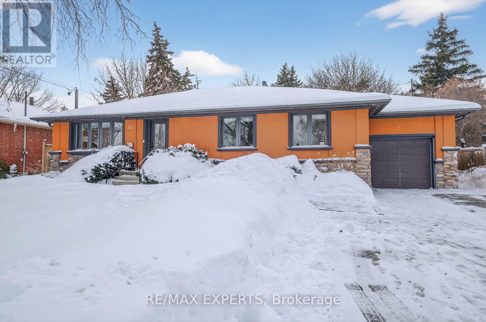 60 Suburban Drive, Mississauga, Ontario  L5N 1G9 - Photo 2 - W12736772