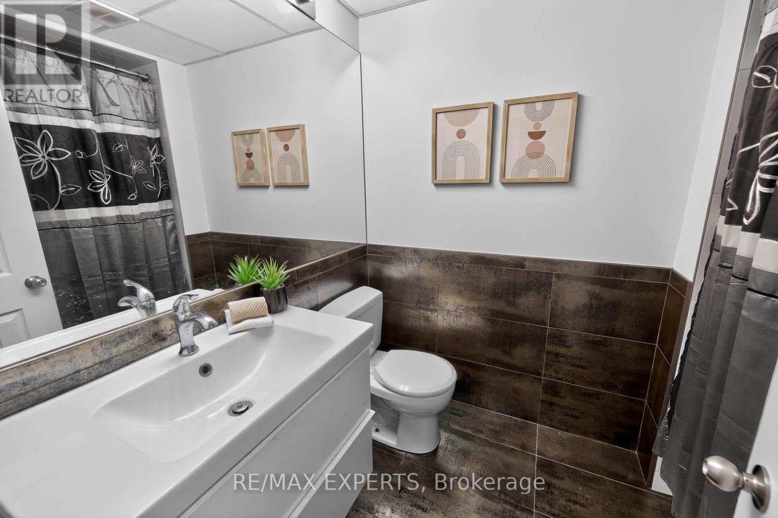 60 Suburban Drive, Mississauga, Ontario  L5N 1G9 - Photo 32 - W12736772