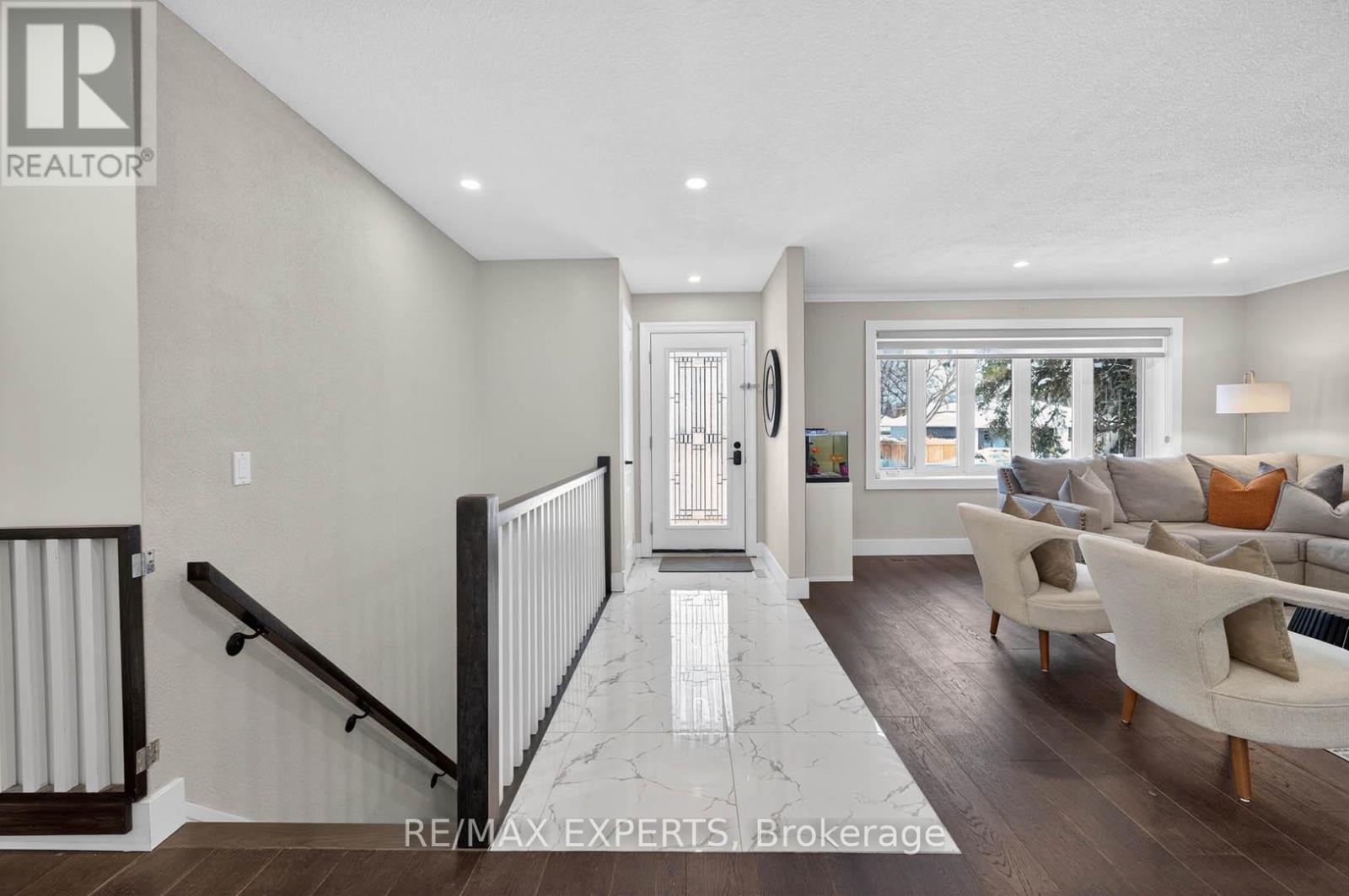 60 Suburban Drive, Mississauga, Ontario  L5N 1G9 - Photo 4 - W12736772