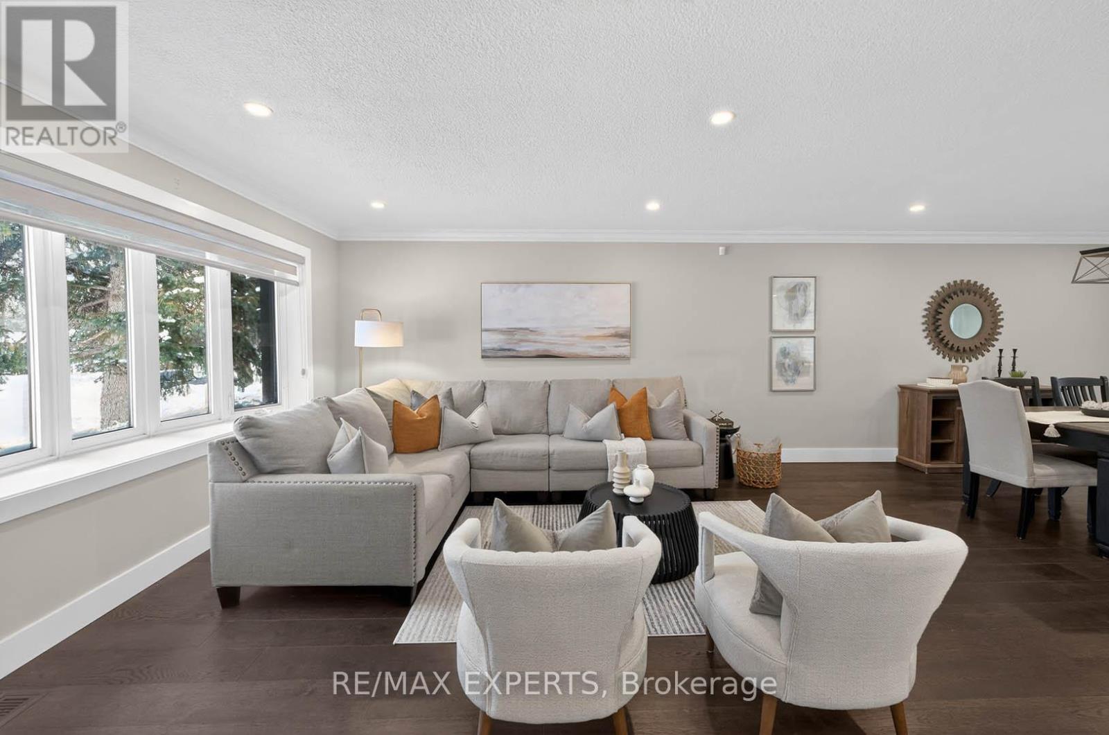 60 Suburban Drive, Mississauga, Ontario  L5N 1G9 - Photo 6 - W12736772