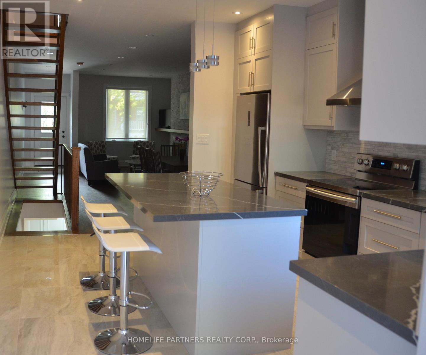 511 Indian Grove, Toronto, Ontario  M6P 2J1 - Photo 5 - W12736828