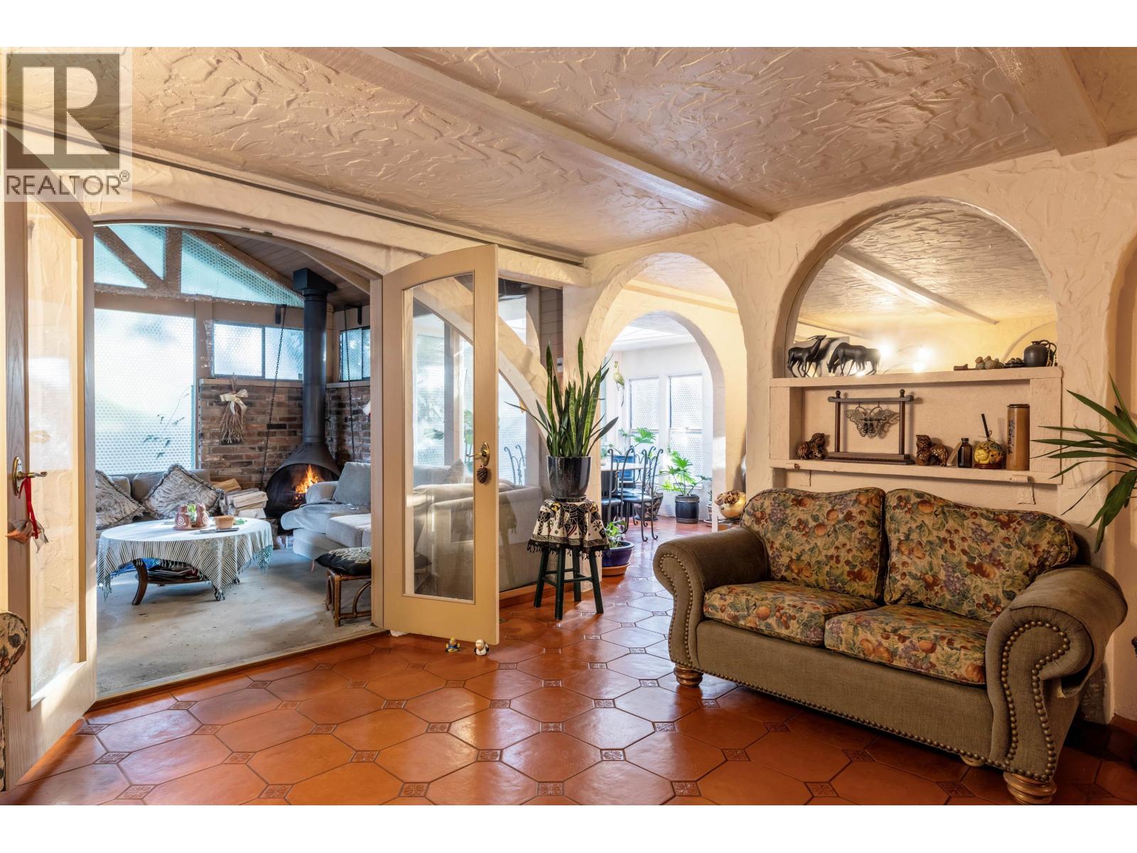 1670 Ayleslynn Drive, North Vancouver, British Columbia  V7J 2T3 - Photo 10 - R3083636