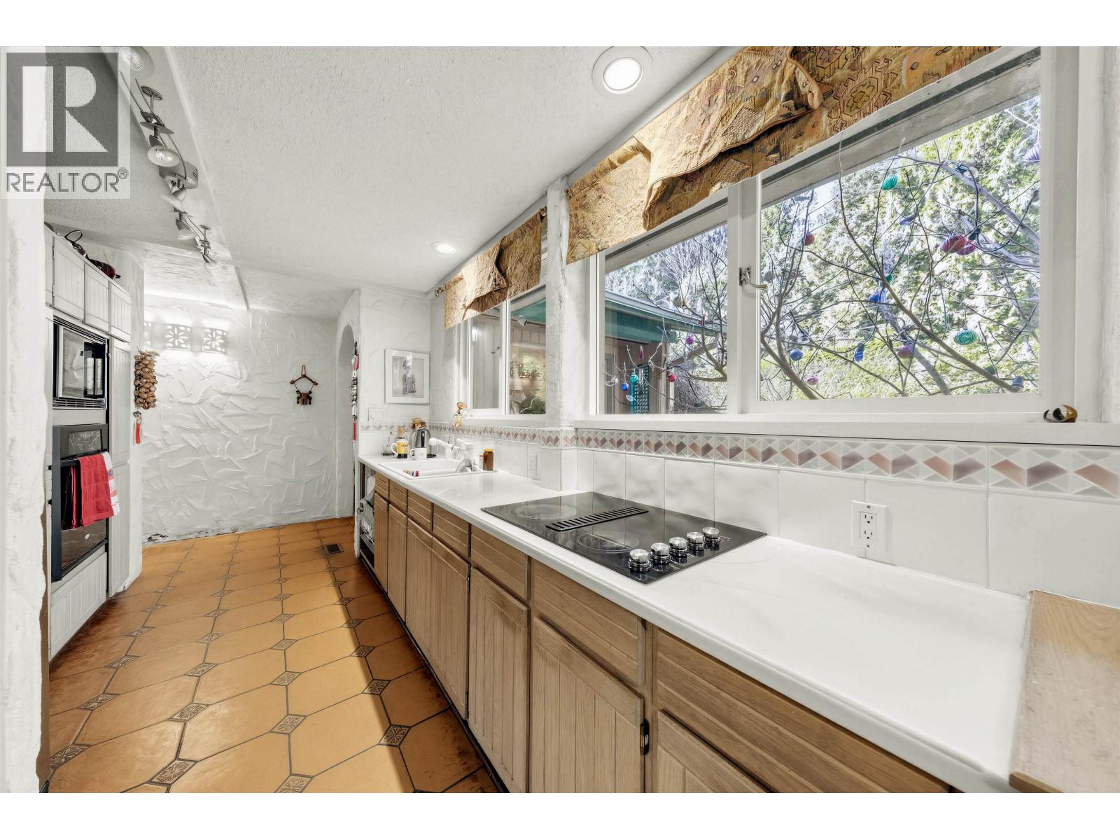 1670 Ayleslynn Drive, North Vancouver, British Columbia  V7J 2T3 - Photo 7 - R3083636