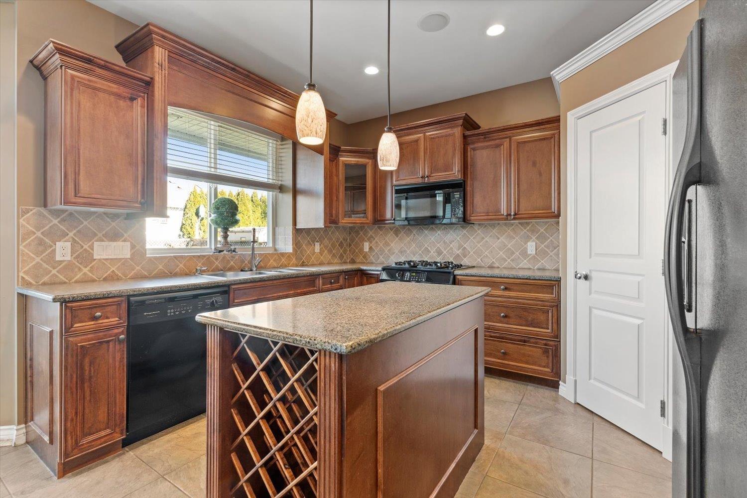 27797 Roundhouse Drive, Abbotsford, British Columbia  V4X 0A2 - Photo 11 - R3083475