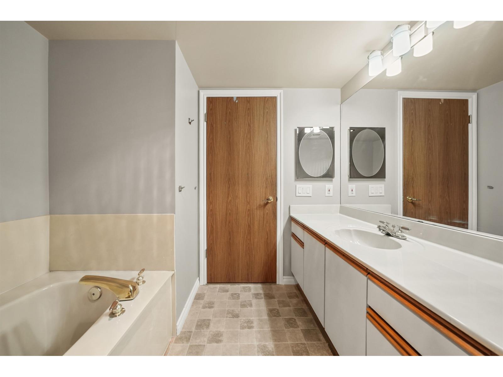 126 10584 153 Street, Surrey, British Columbia  V3R 9V1 - Photo 11 - R3084233