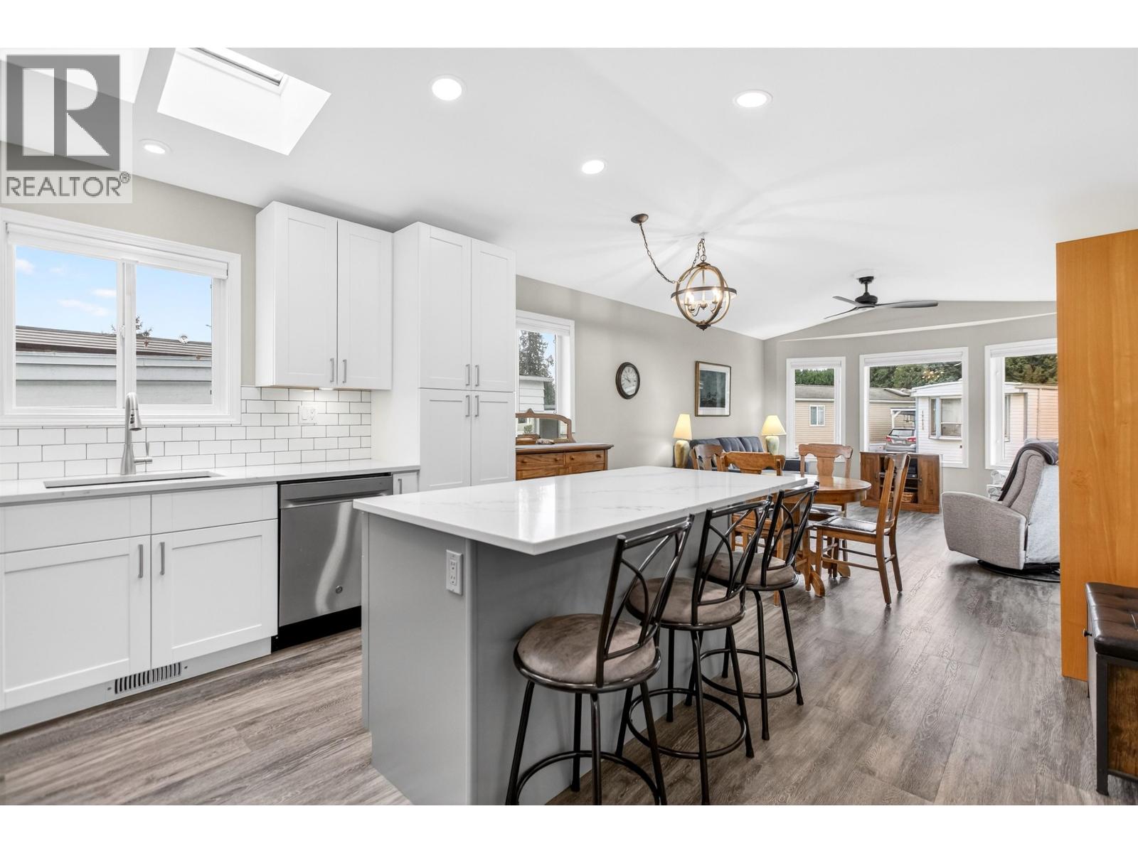 19635 Planetree Lane, Pitt Meadows, British Columbia  V3Y 1Z3 - Photo 2 - R3084114