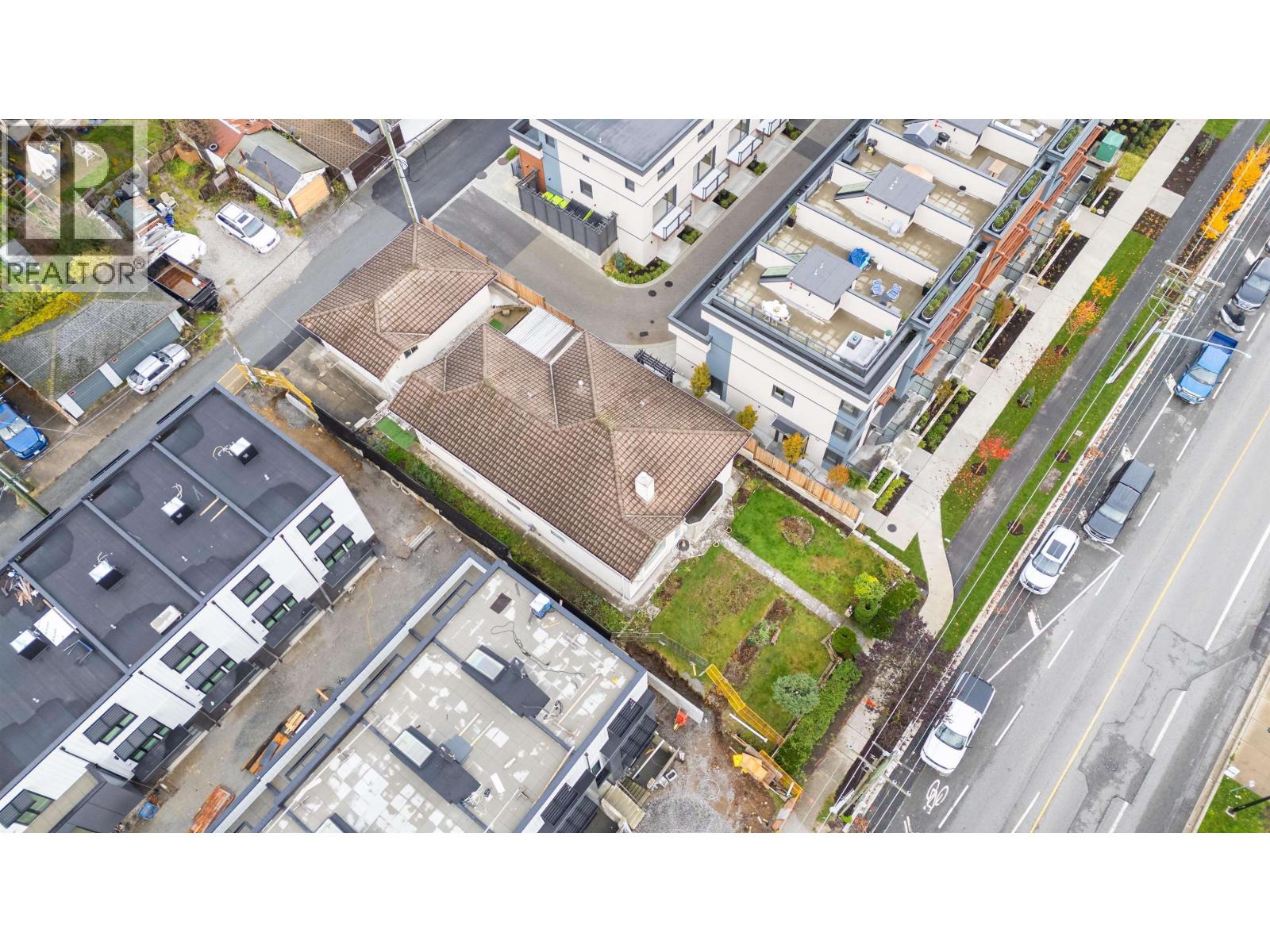 612 E 3rd Street, North Vancouver, British Columbia  V7L 1G7 - Photo 1 - R3084125