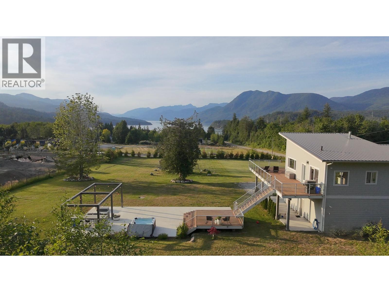 6315 Rimrock Road, Sechelt, British Columbia  V7Z 0L1 - Photo 2 - R3084135