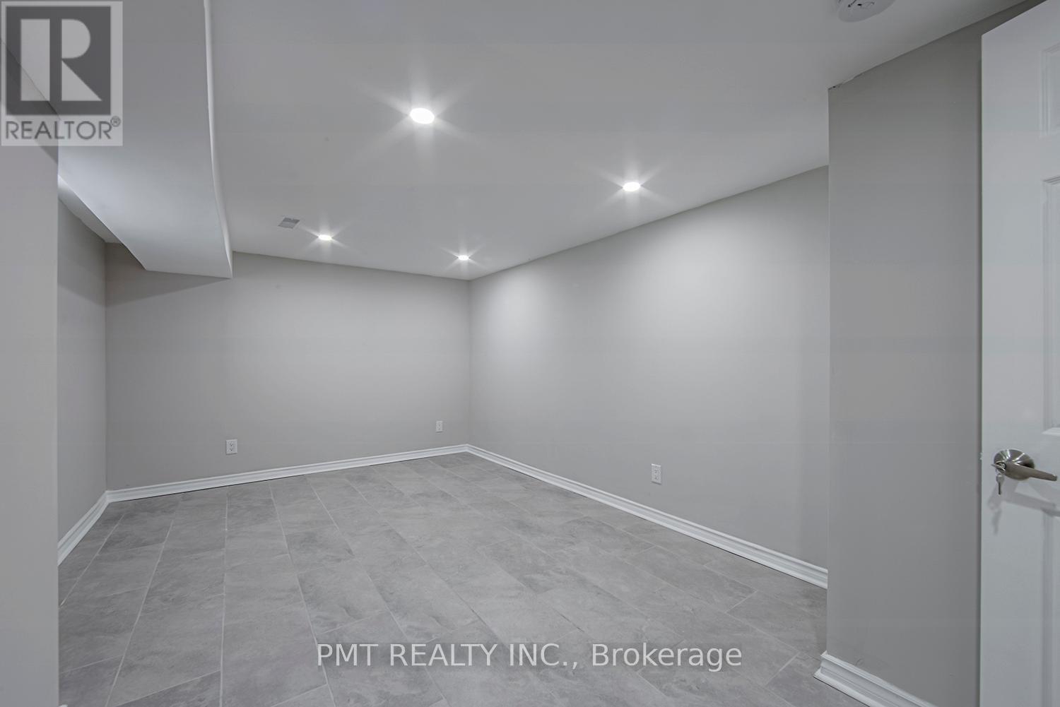 Main - 25 Sandford Avenue, Toronto, Ontario  M4L 2E6 - Photo 19 - E12736884