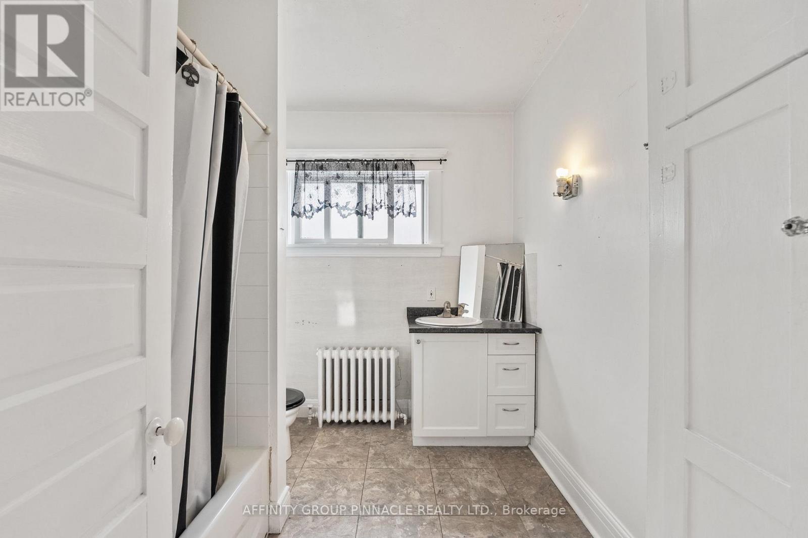 Upper - 255 Kent Street W, Kawartha Lakes, Ontario K9V 2Z3 - Photo 8 - X12737008