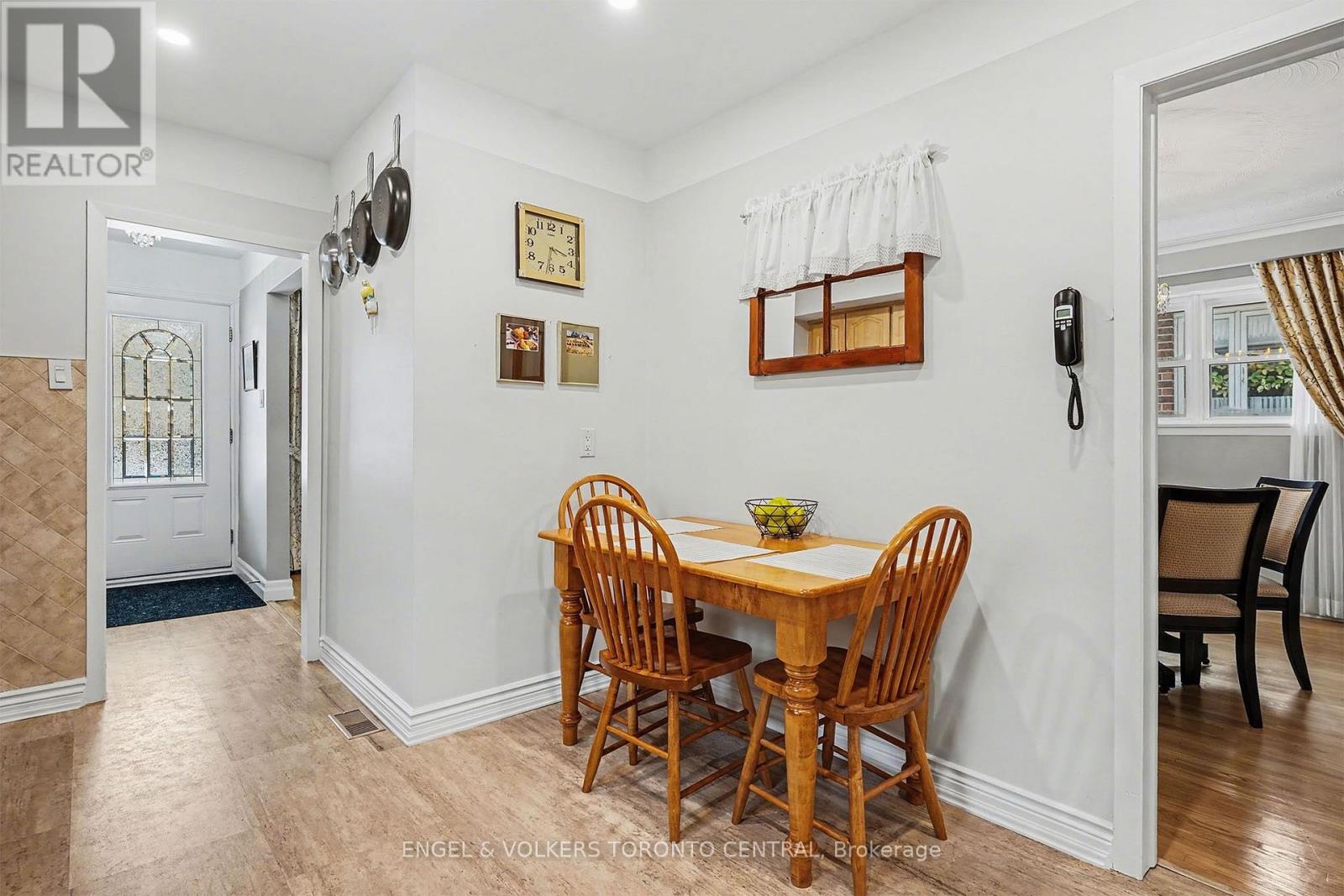 126 Pemberton Avenue, Toronto, Ontario  M2M 1Y7 - Photo 4 - C12736926