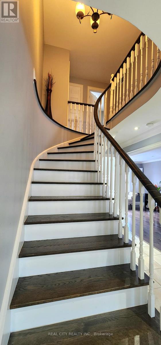 229 Kingsbridge Garden Circle, Mississauga, Ontario  L5R 1L4 - Photo 11 - W12736976