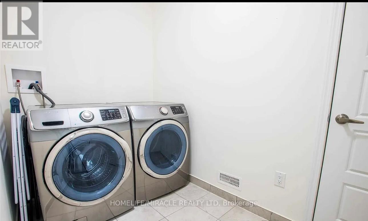 Main Floor - 122 Thornbush Boulevard, Brampton, Ontario  L7A 0A8 - Photo 11 - W12737062