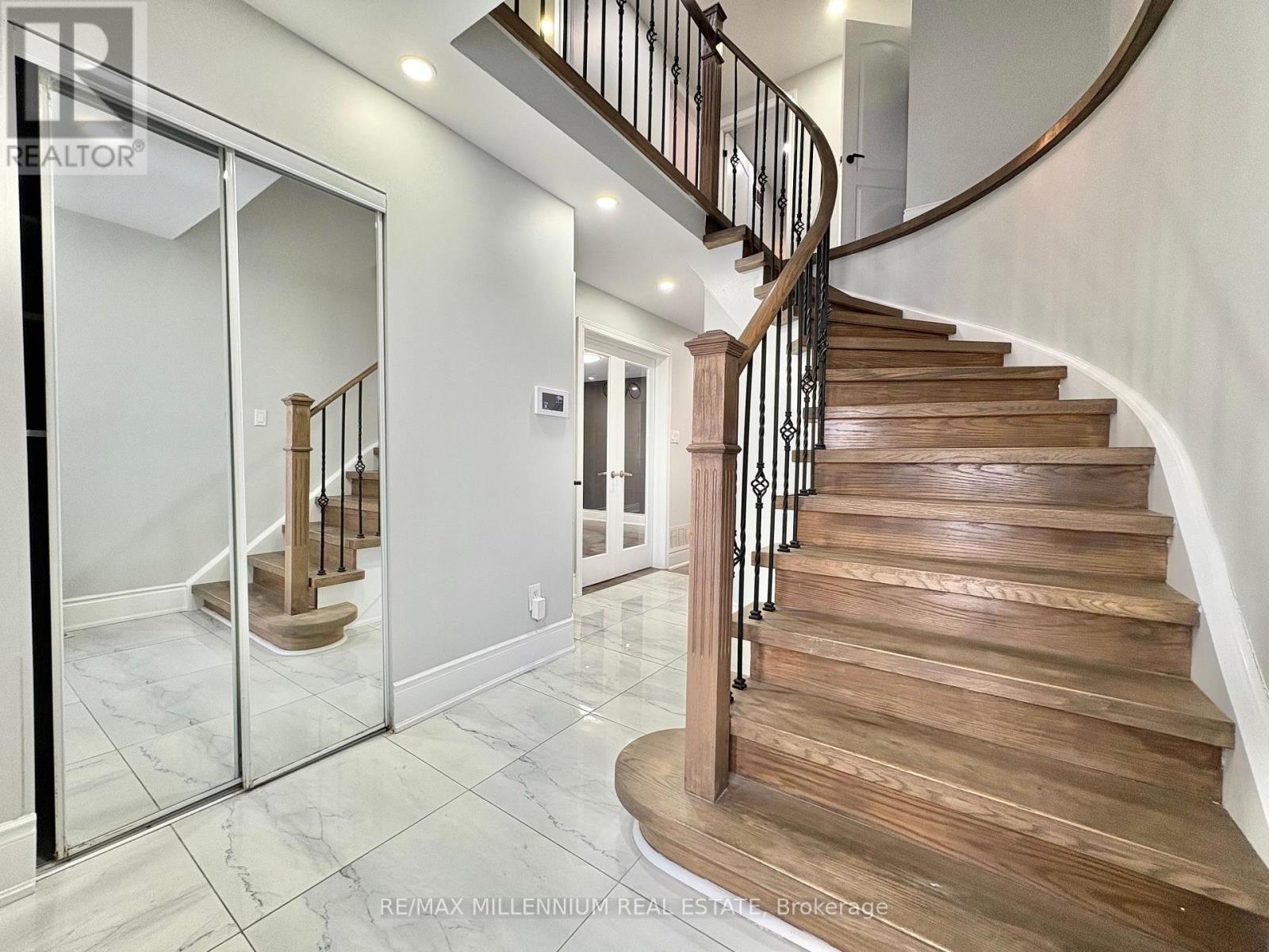 28 Hendricks Crescent, Brampton, Ontario  L6Y 4L2 - Photo 2 - W12737066