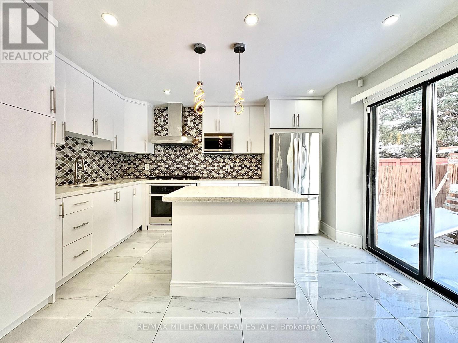 28 Hendricks Crescent, Brampton, Ontario  L6Y 4L2 - Photo 5 - W12737066