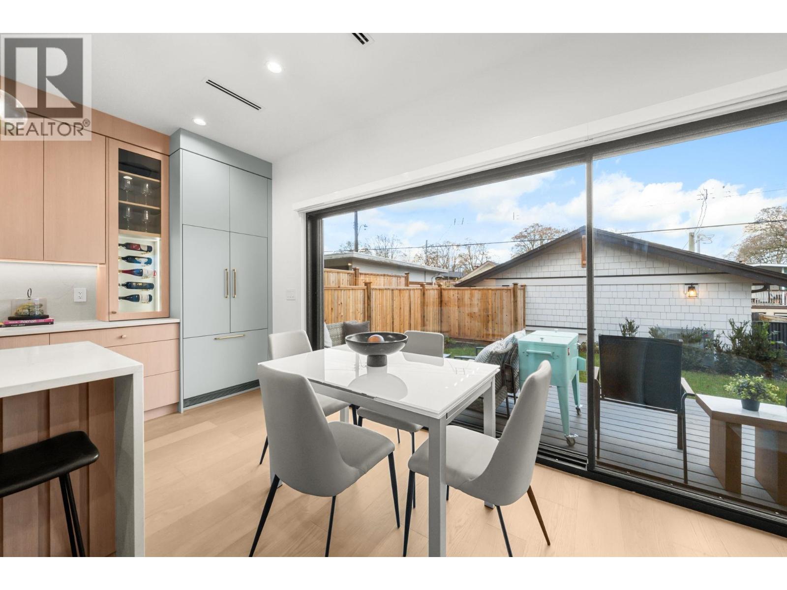 2 2247 Parker Street, Vancouver, British Columbia  V5L 2L8 - Photo 3 - R3084219