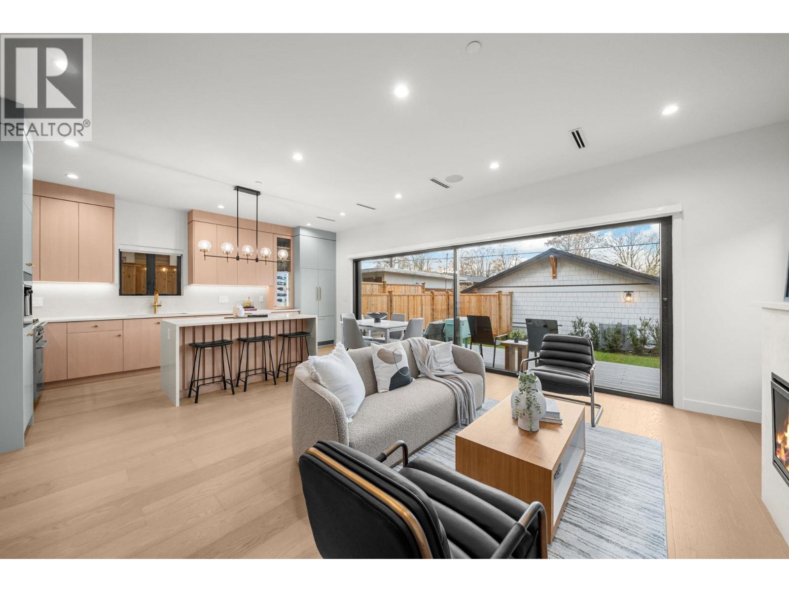 2 2247 Parker Street, Vancouver, British Columbia  V5L 2L8 - Photo 1 - R3084219