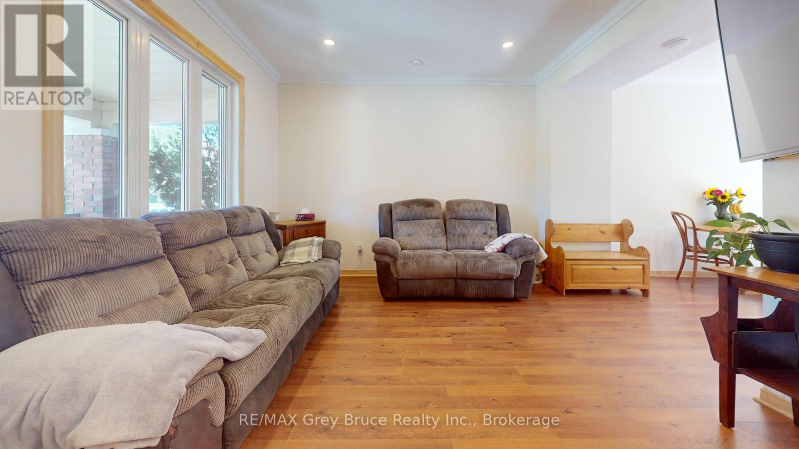 937 4th Avenue E, Owen Sound, Ontario N4K 2N9 - Photo 7 - X12354630